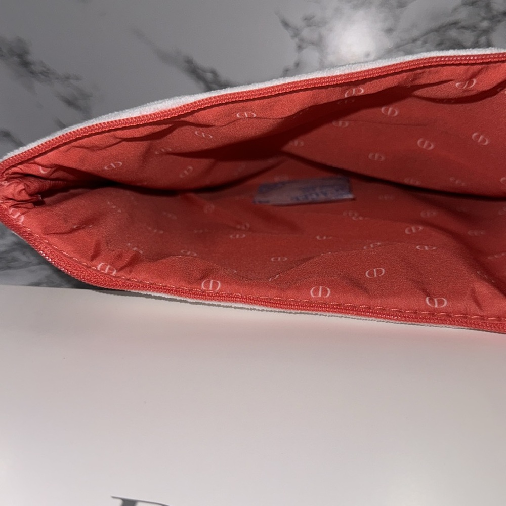 NWT Dior cloth pouch
Coral color
Never used
Still in box
100% Authentic - Picture 6 of 7